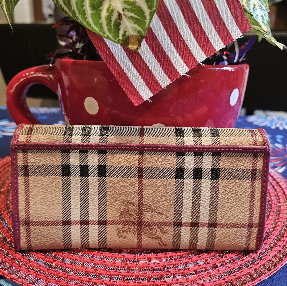 Burberry Haymarket Wallet With Rasberry Leather Trim - Picture 2 of 14
